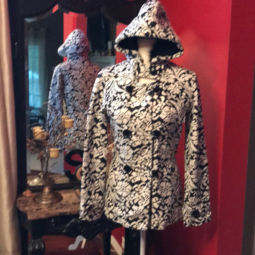 Lightweight black/white jacket!